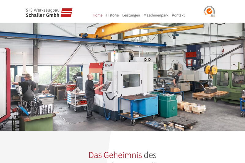 Startseite von schaller-werkzeugbau.de mit Blick in die Werkshalle